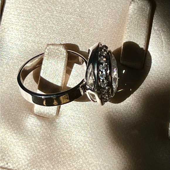 💍 Dazzling Genuine Cubic Zirconia Oval w/a Round Set Halo of Twinkling Pave - Picture 5 of 12